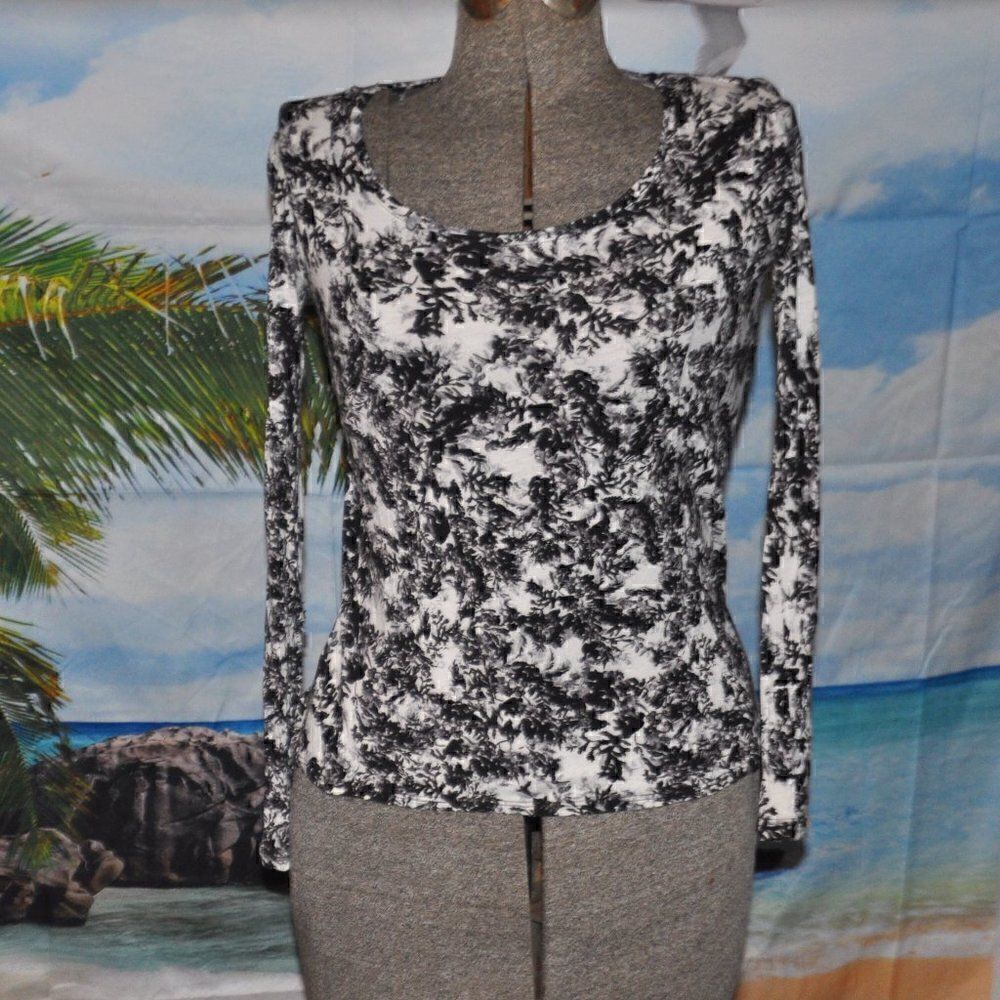 2/$10 Simply Vera Wang Darling Black/White/Gray Top BUNDLE ONLY FOR THIS PRICE